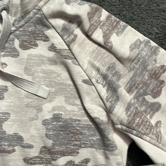 Athleta Triumph Hoodie in Gypsum Camo - Picture 10 of 14